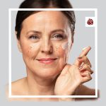 چگونه لک های پوستی در دوران یائسگی را کنترل کنیم و کاهش دهیم؟
